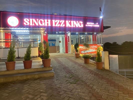 Best Family Restaurant in Manatu Ranchi 9288200540 SINGH IZZ KING